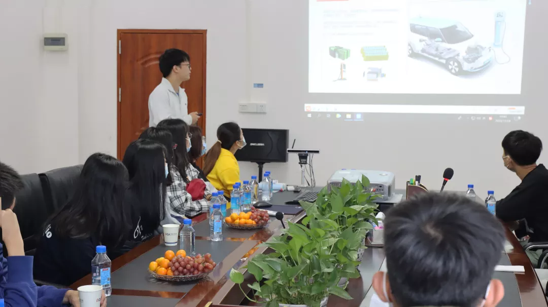 工艺管理部同事向来访学生介绍了公司概况 工艺管理部同事向来访学生介绍了公司概况